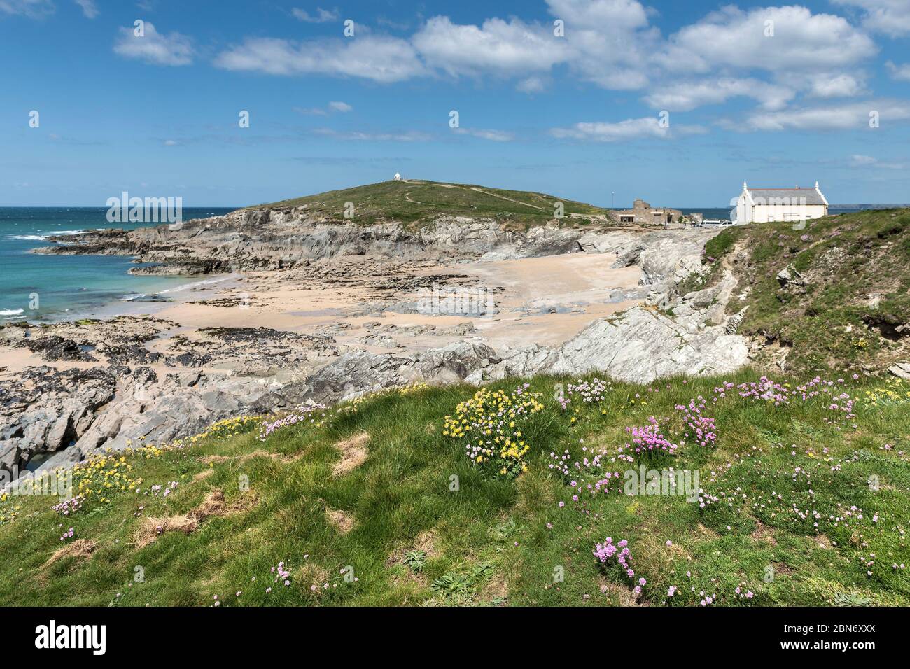 Ebbe und sonniges Wetter am Little Fistral in Newquay in Cornwall. Stockfoto