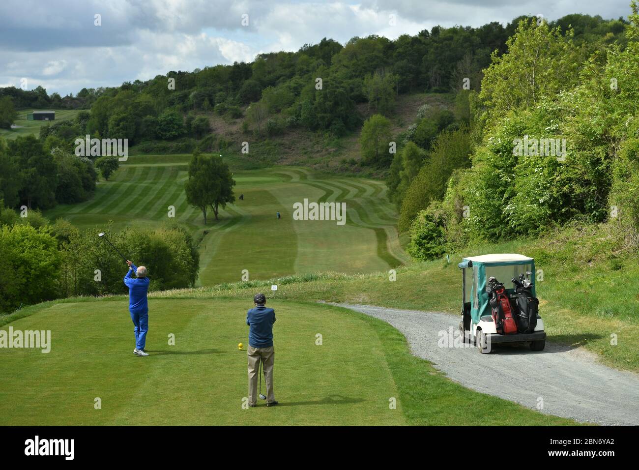 Spieler im Llanymynech Golf Club, Oswestry, wo der Platz die Grenze von England und Wales überquert. Der Golfplatz steht vor Unsicherheit, da die Beschränkungen für den Golfsport in England ab heute aufgehoben werden, in Wales jedoch weiterhin gelten. Stockfoto