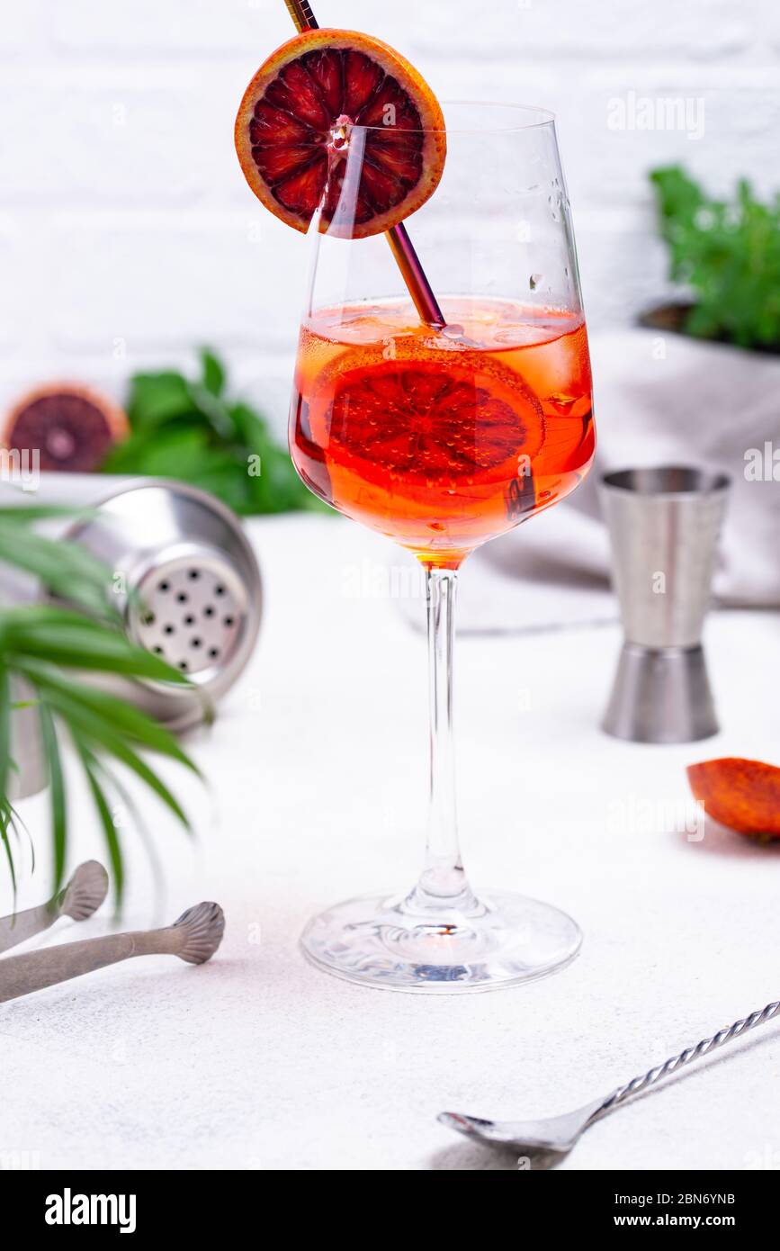 Aperol Spritz Cocktail mit Blutorange Stockfoto