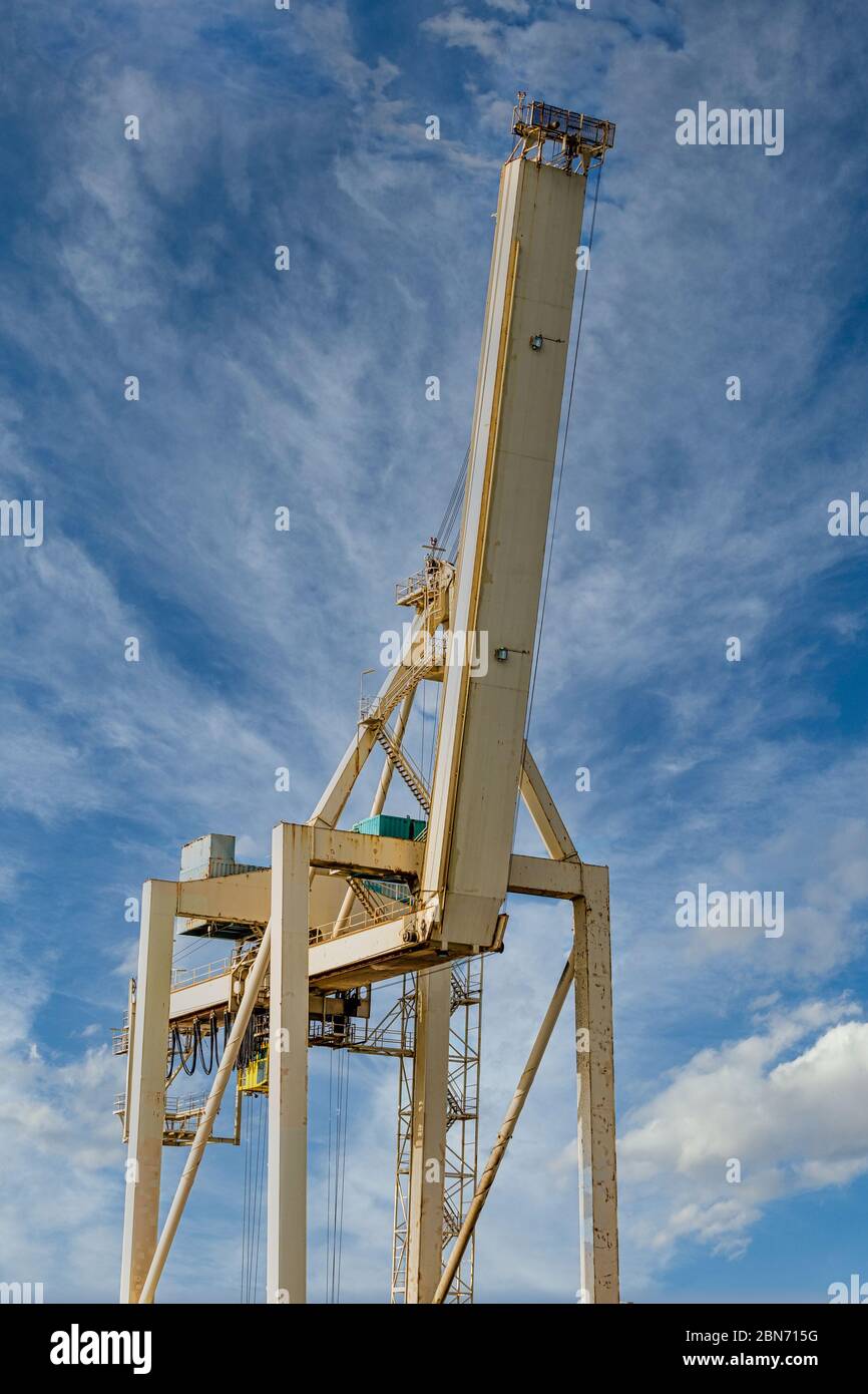 Gelber Ladekran Für Industrieanwendungen Stockfoto