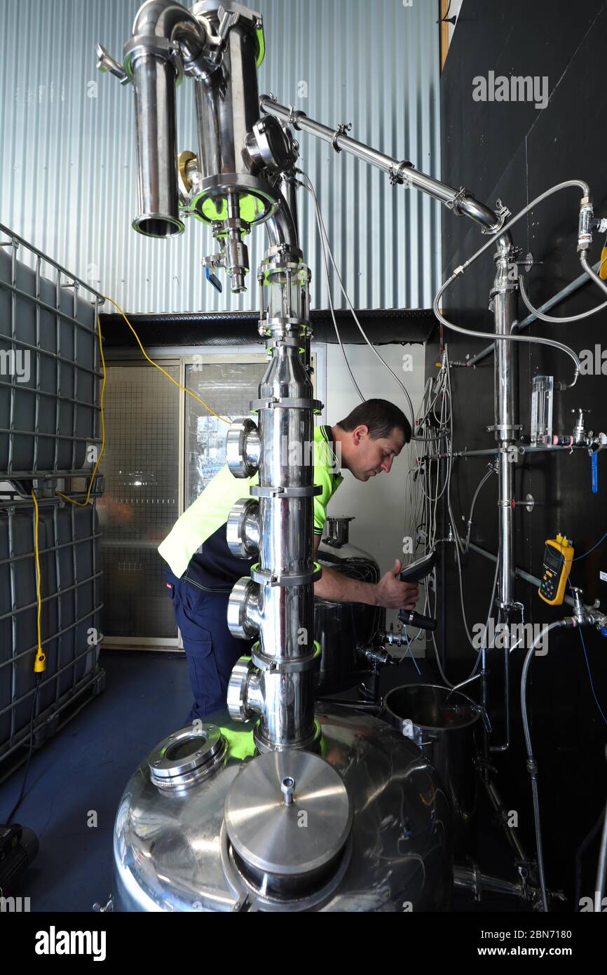 Canberra, Australien. Mai 2020. Chefdestilleur Stewart Dobson kontrolliert eine Produktionslinie bei The Underground Spirits Canberra in Canberra, Australien, 5. Mai 2020. ZU GEHEN MIT "Feature: Von Wodka zu Handdesinfektionsmittel in COVID-19 Ära" Credit: Chu Chen/Xinhua/Alamy Live News Stockfoto