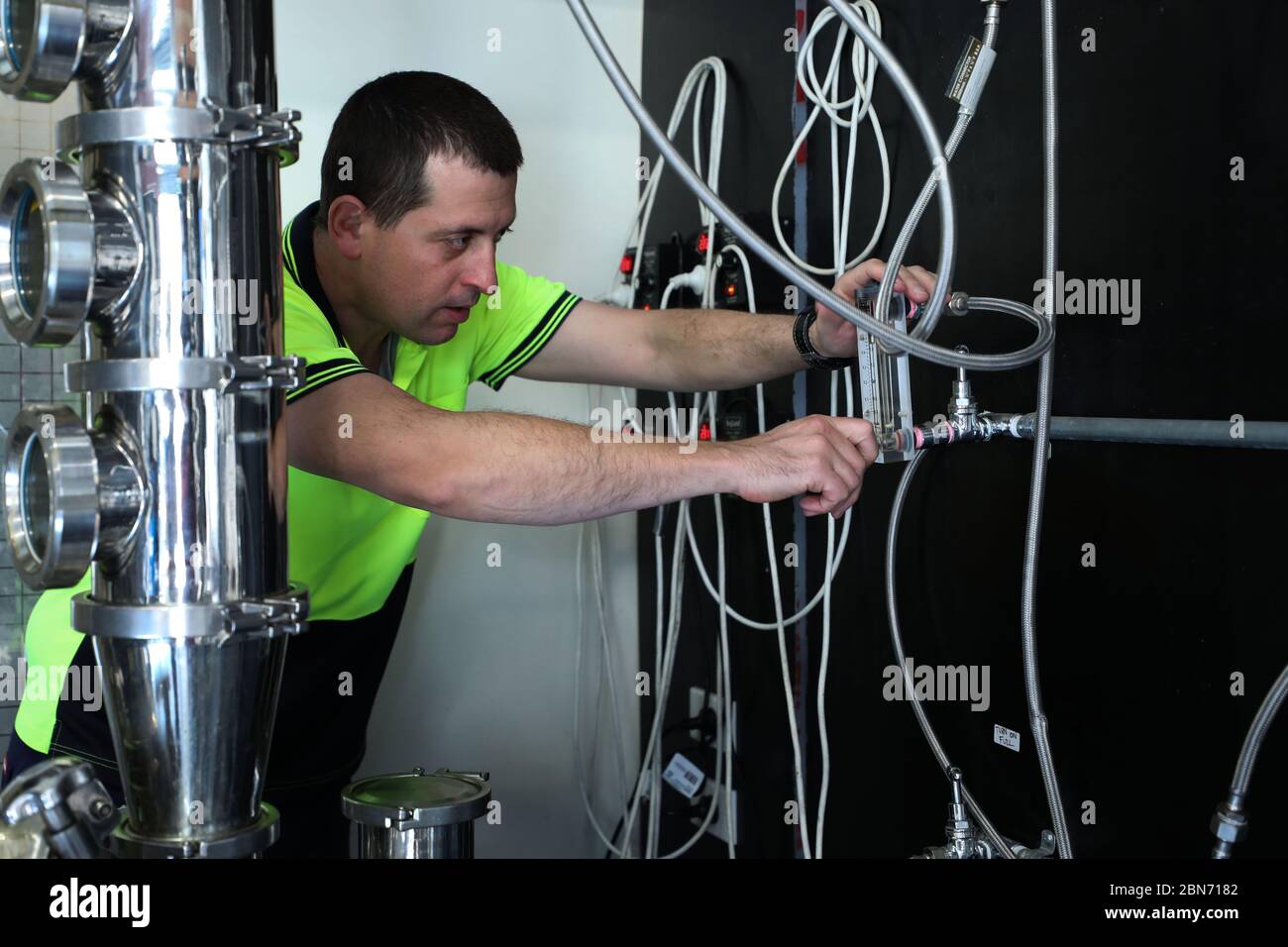 Canberra, Australien. Mai 2020. Chefdestilleur Stewart Dobson überprüft ein Thermometer im Underground Spirits Canberra in Canberra, Australien, 5. Mai 2020. ZU GEHEN MIT "Feature: Von Wodka zu Handdesinfektionsmittel in COVID-19 Ära" Credit: Chu Chen/Xinhua/Alamy Live News Stockfoto
