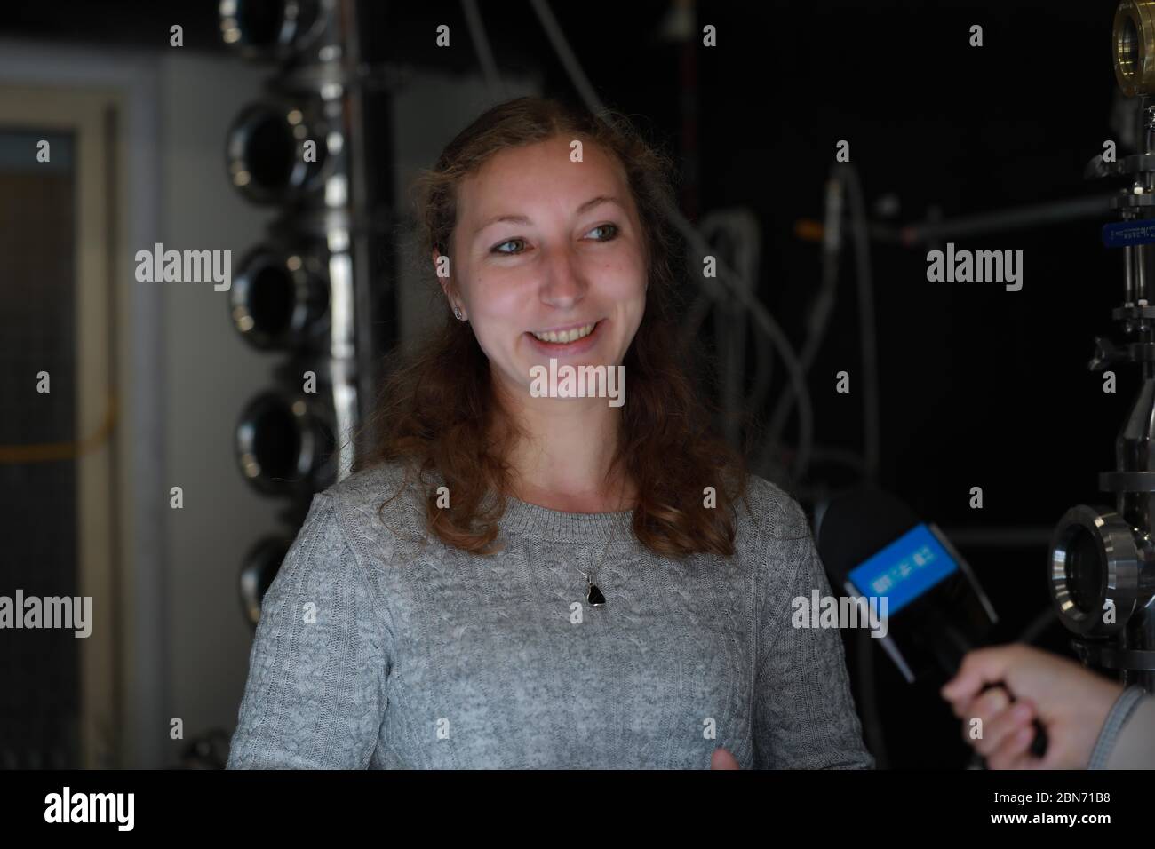 (200513) -- CANBERRA, 13. Mai 2020 (Xinhua) -- Colombine Courouble, Markenbotschafterin der Underground Spirits Canberra, wird von Xinhua am 5. Mai 2020 in Canberra, Australien, interviewt. ZUM Feature: Von Wodka bis Handdesinfektionsmittel in der COVID-19-Ära (Foto: Chu Chen/Xinhua) Stockfoto