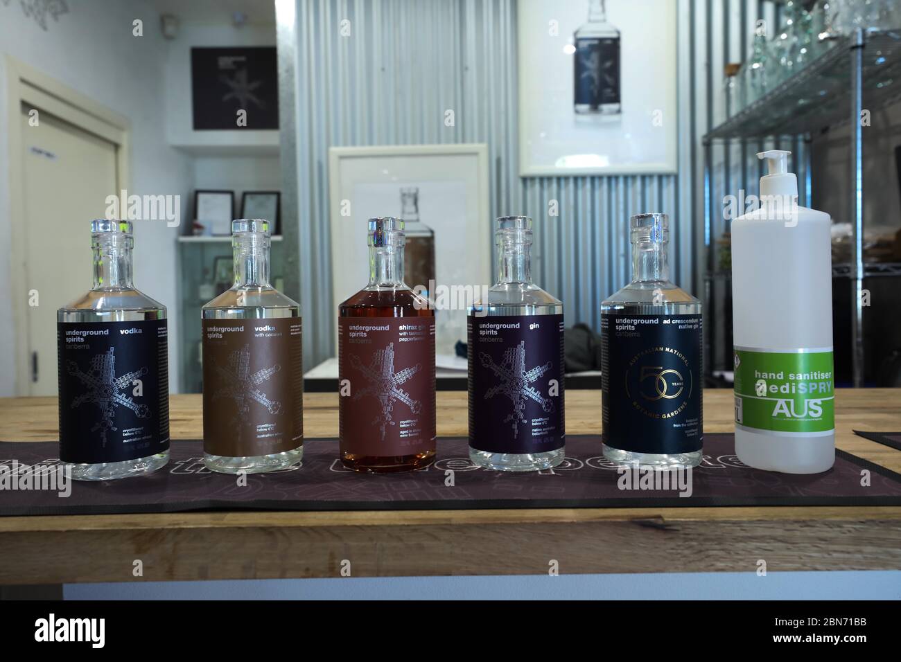 (200513) -- CANBERRA, 13. Mai 2020 (Xinhua) -- Foto aufgenommen am 5. Mai 2020 zeigt Gin- und Wodka-Produkte und Handdesinfektionsmittel der Underground Spirits Canberra in Canberra, Australien. ZUM Feature: Von Wodka bis Handdesinfektionsmittel in der COVID-19-Ära (Foto: Chu Chen/Xinhua) Stockfoto