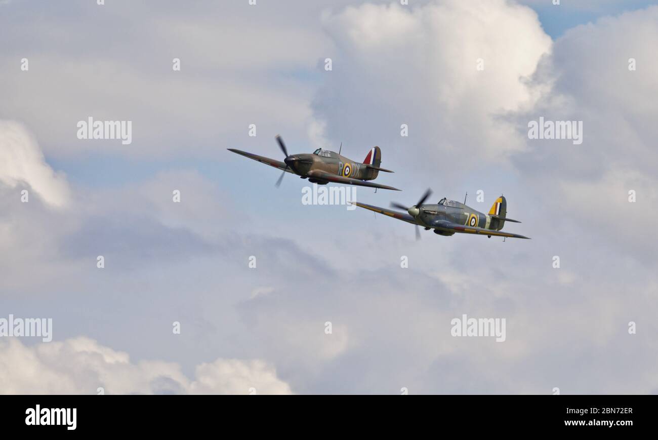 Hawker Hurricane Mk.I P 2902 (G-ROBT) im Formationsflug mit Meer Hawker Hurricane Mk Ib (G-BKTH) Am 2019 militärische Airshow an Shuttleworth Stockfoto