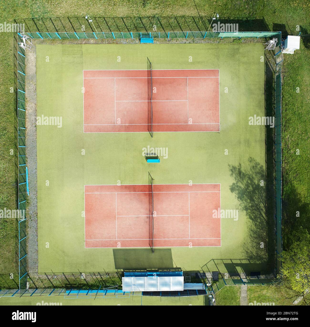 Zwei leere Tennisplätze über der Dron-Ansicht Stockfoto