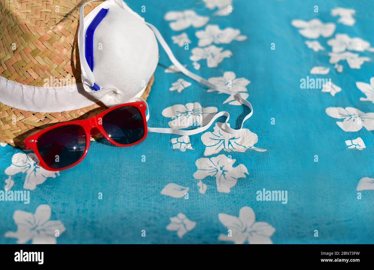 Konzept Sommerurlaub in der Zeit des Coronavirus (covid-19). Holiday Covid-19 Stockfoto