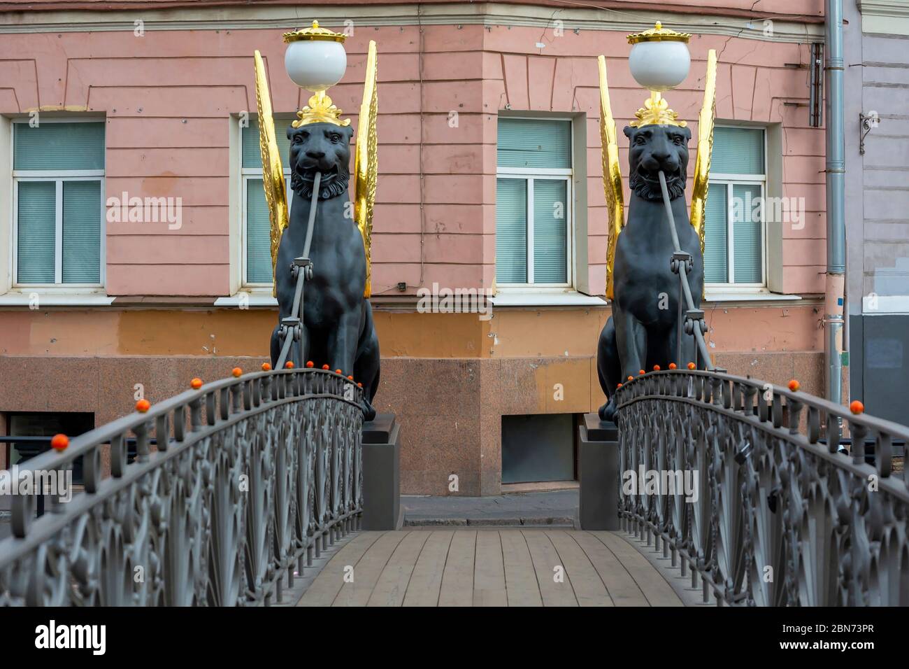 Sankt Petersburg, Russland-14. August 2019: Griffin-Statuen auf der Fußgängerbrücke über den Gribojedow-Kanal, Sankt Petersburg, Russland Stockfoto