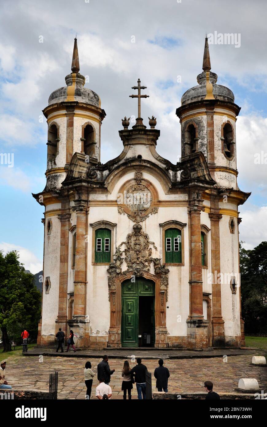 Blick auf die Menschen, die die Kirche von Sao Francisco de Assis, Ouro Preto, Brasilien, betreten Stockfoto