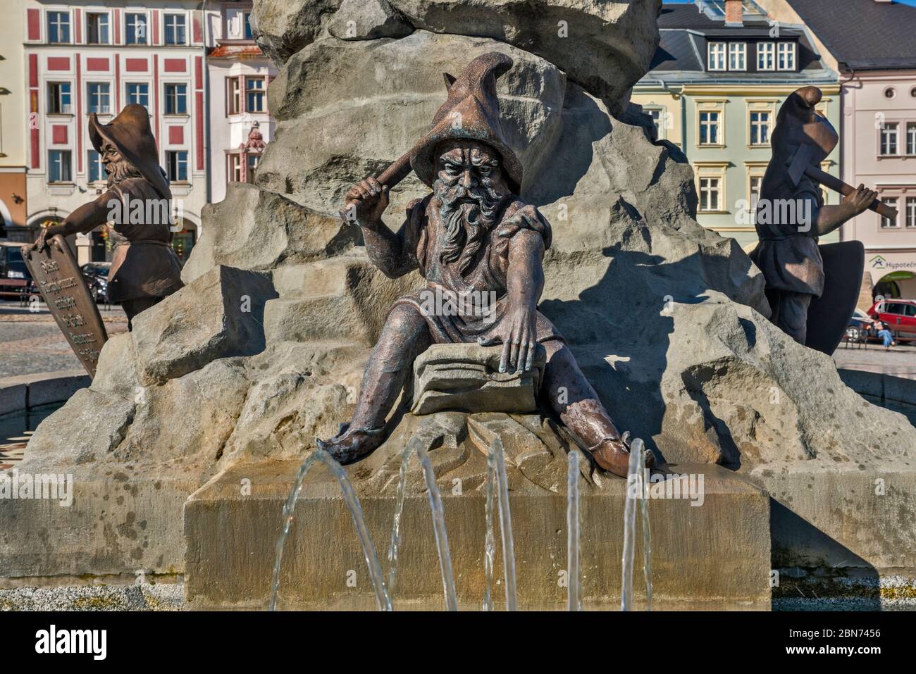 GNOME Statuen am Krakonos Brunnen, 1892, am Krakonosovo namesti in Trutnov, Böhmen, Tschechische Republik, Mitteleuropa Stockfoto