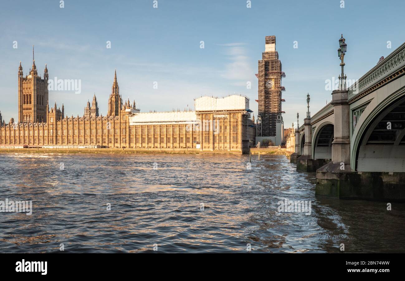 Big Ben Renovierung. Blick über die Themse des Westminster Palace mit dem Big Ben Uhrturm, der mit Gerüsten bedeckt ist. London, England. Stockfoto