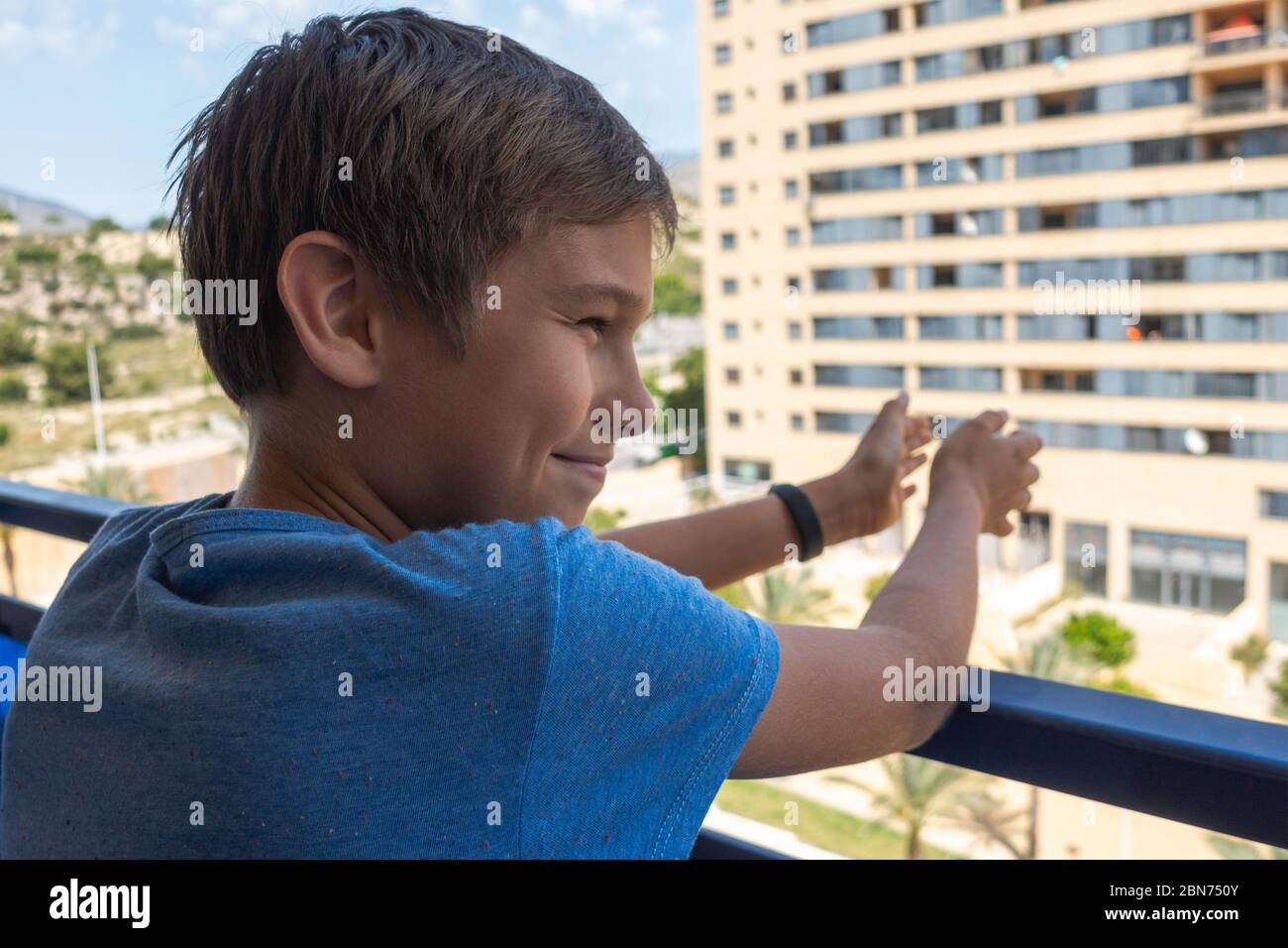 Beifall für medizinisches Personal. Glücklich lächelndes Kind klatscht Hände, applaudieren vom Balkon, um Ärzte, Krankenschwestern, Krankenhausangestellte zu unterstützen Stockfoto