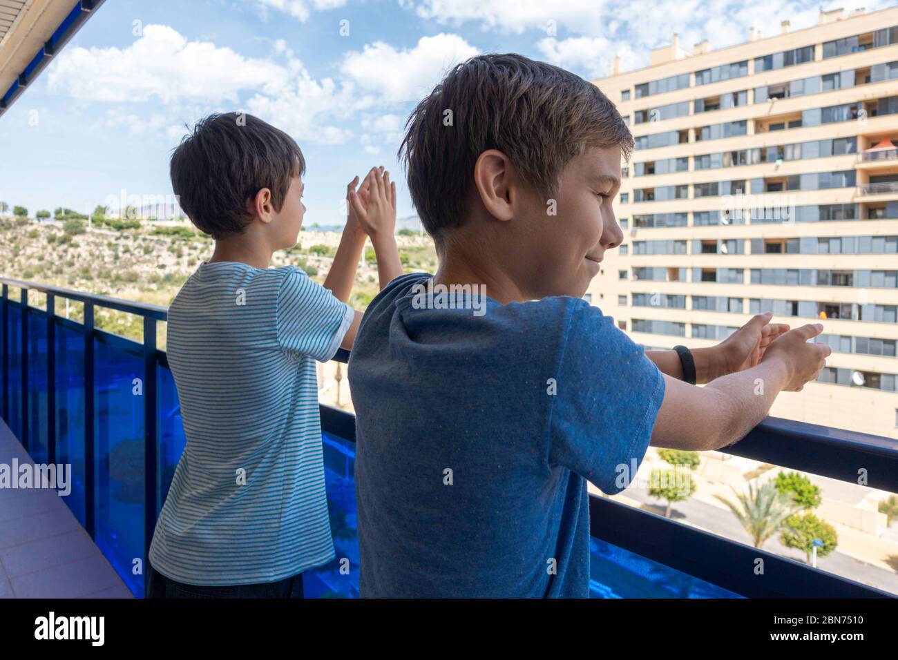 Beifall für medizinisches Personal. Familie klatscht Hände, applaudieren vom Balkon, um Ärzte, Krankenschwestern während der Coronavirus-Pandemie Quarantäne zu unterstützen Stockfoto