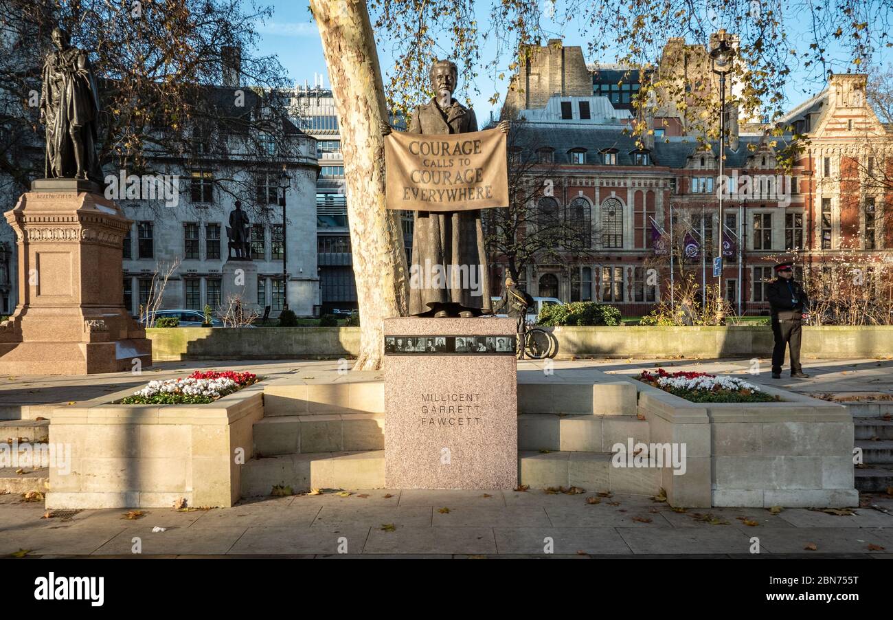 Eine Statue des englischen Frauenwahlkämplers und Gewerkschaftsführers Millicent Fawcett, einer frühen feministischen Kämpferin für Frauenwahlrecht. Stockfoto