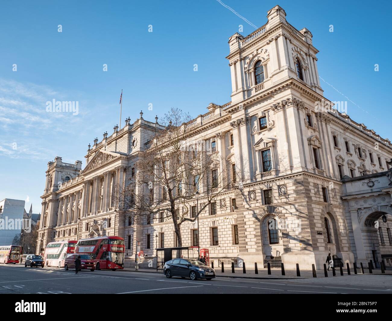 Das HM Treasury Building in Whitehall, London, ist das britische Regierungsministerium und Büro, das für die öffentliche Finanzen und Wirtschaftspolitik des Vereinigten Königreichs zuständig ist. Stockfoto