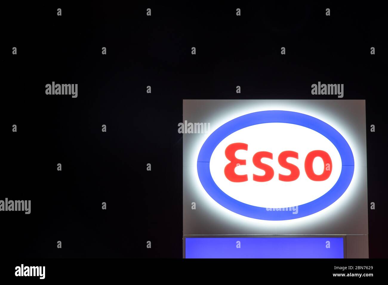 Esso Logo, ein Handelsname von ExxonMobil, der nachts auf einem Tankstellennzeichen in der Nähe von Toronto Pearson zu sehen ist. Stockfoto