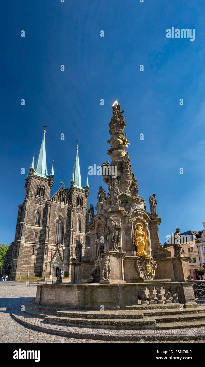 Pestsäule, 18. Jahrhundert, Himmelfahrtskirche, 1291, Gotik, bei Retelovo namesti in Chrudim, Böhmen, Tschechien, Mitteleuropa Stockfoto
