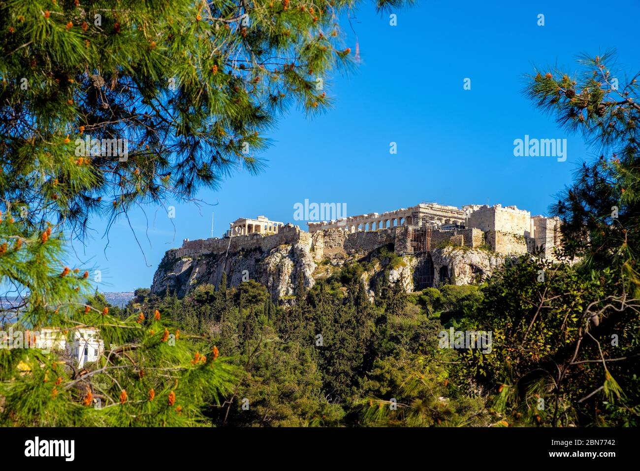 Athen, Attica / Griechenland - 2018/04/03: Panoramablick auf die Akropolis von Athen mit den Tempeln des Parthenon und der Olympischen Götter im alten Stadtzentrum Stockfoto