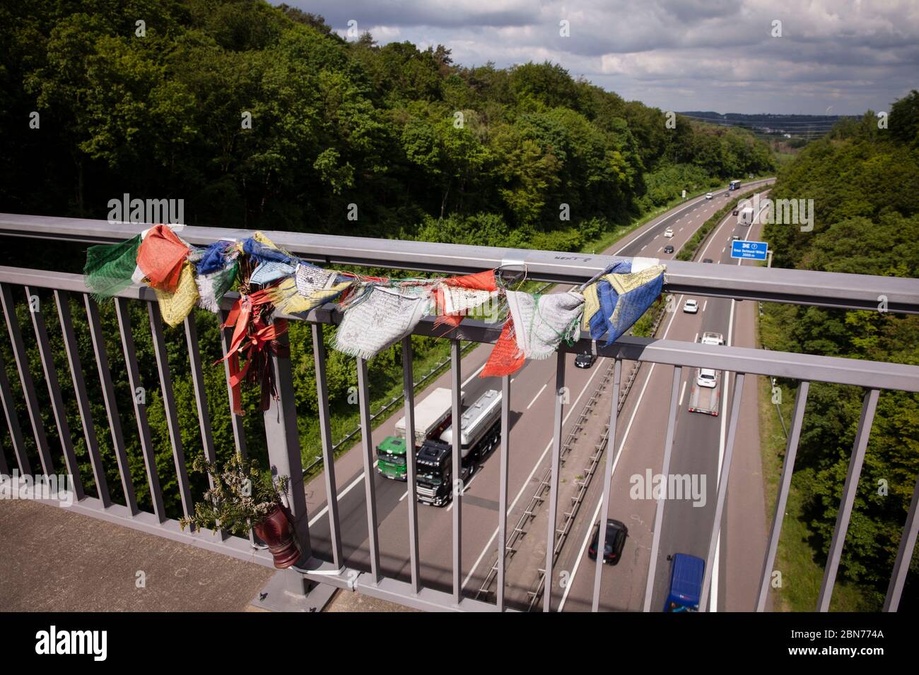 buddhistische Flaggen in Erinnerung an einen Mann, der Selbstmord begangen hat, indem er von dieser Brücke über die Autobahn A45 südlich von Dortmund, Nordrhein-Westfalen, G, gesprungen ist Stockfoto