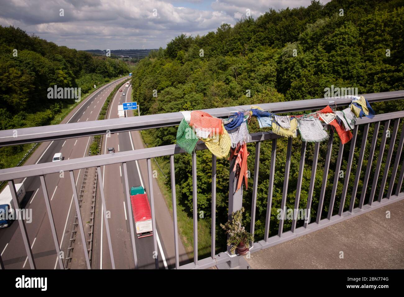 buddhistische Flaggen in Erinnerung an einen Mann, der Selbstmord begangen hat, indem er von dieser Brücke über die Autobahn A45 südlich von Dortmund, Nordrhein-Westfalen, G, gesprungen ist Stockfoto
