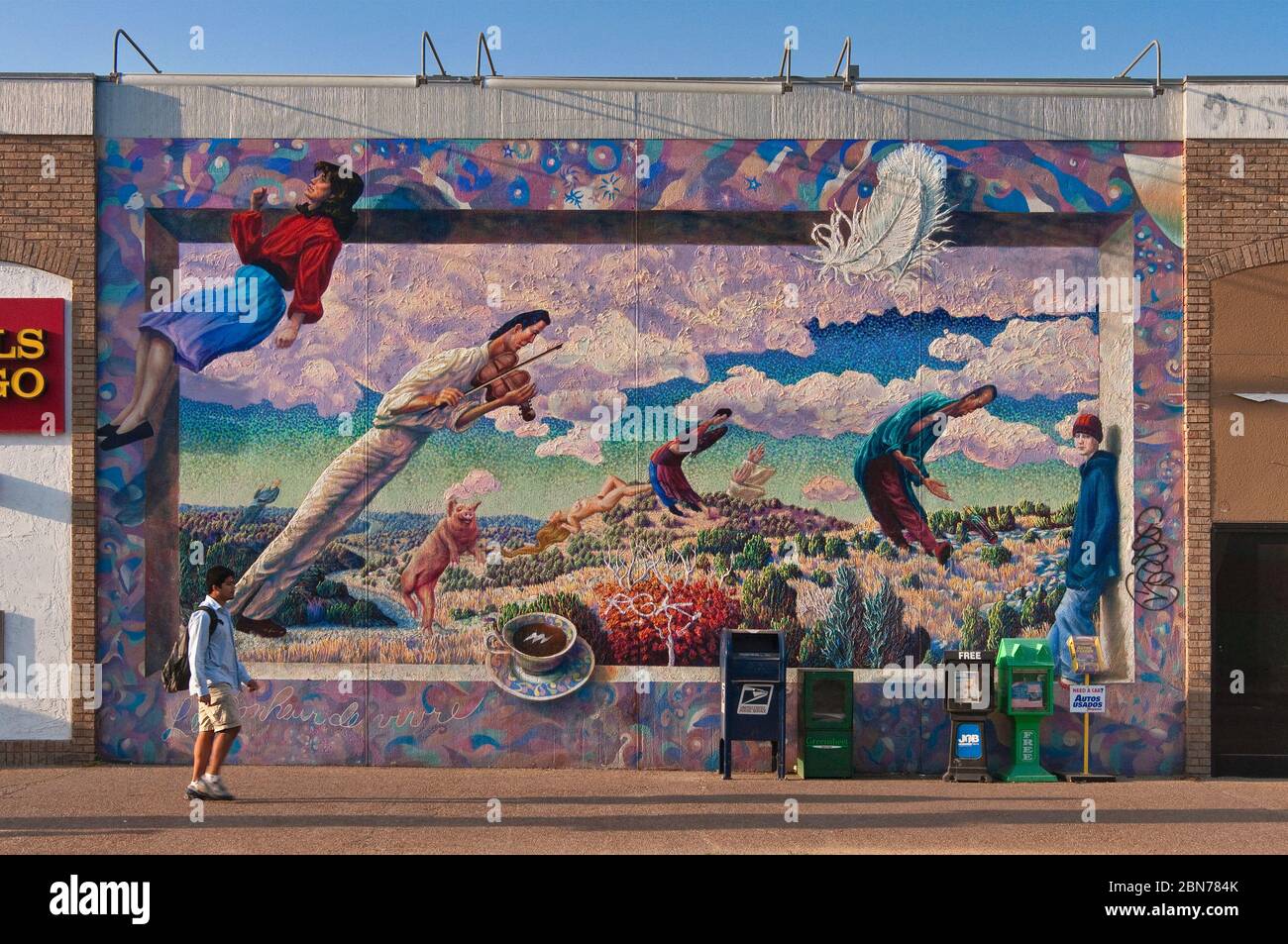 "Le Bonheur de vivre" (die Lebensfreude) Wandgemälde von Doug Jacques, Passant, der vorbeispazierenging, in der W 24th Street in der Nähe des UT Campus in Austin, Texas, USA Stockfoto