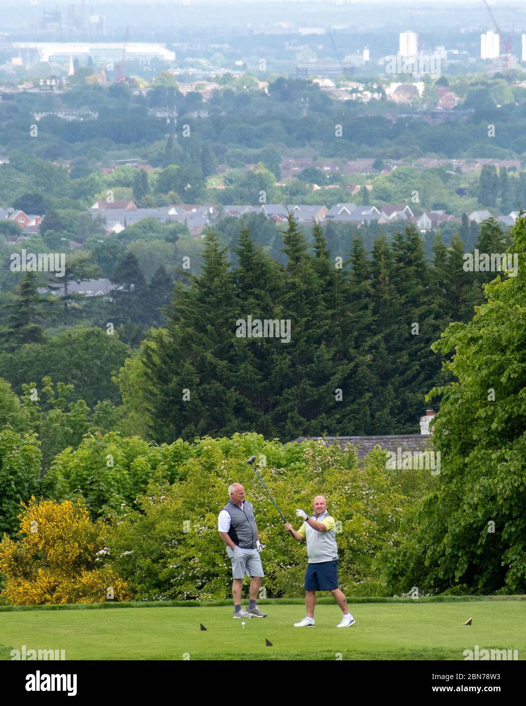 Golfer spielen am ersten Morgen im Epsom Downs Golf Club, nachdem die Einschränkungen in Epsom Downs, Epsom, Surrey Picture by Nigel Bramley 078278 aufgehoben wurden Stockfoto