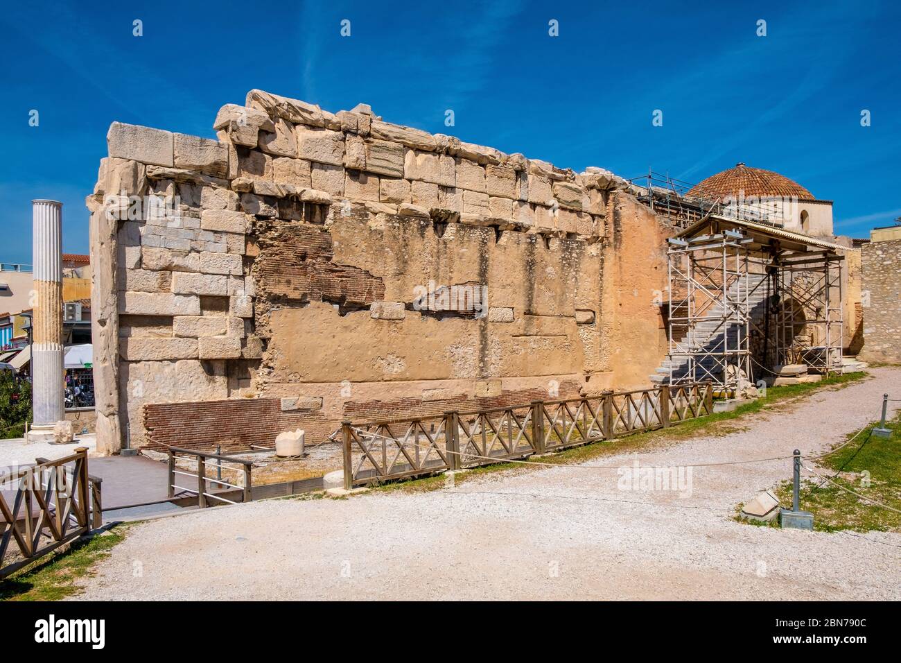 Athen, Attika / Griechenland - 2018/04/03: Bibliothek von Hadrian - Hadrian Bibliothek - Ruinen mit Reste der Kirche von Saint Asomatos, STA Skalia, Steinarchäo Stockfoto