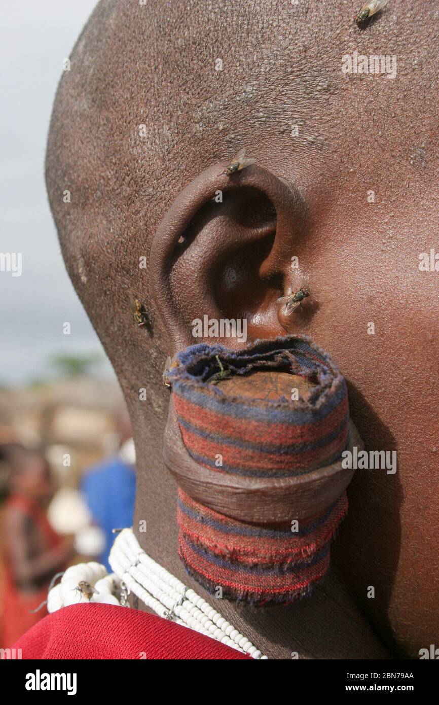 Porträt einer Maasai-Frau. Maasai ist eine ethnische Gruppe von halbnomadischen Menschen. Fotografiert in Tansania Stockfoto