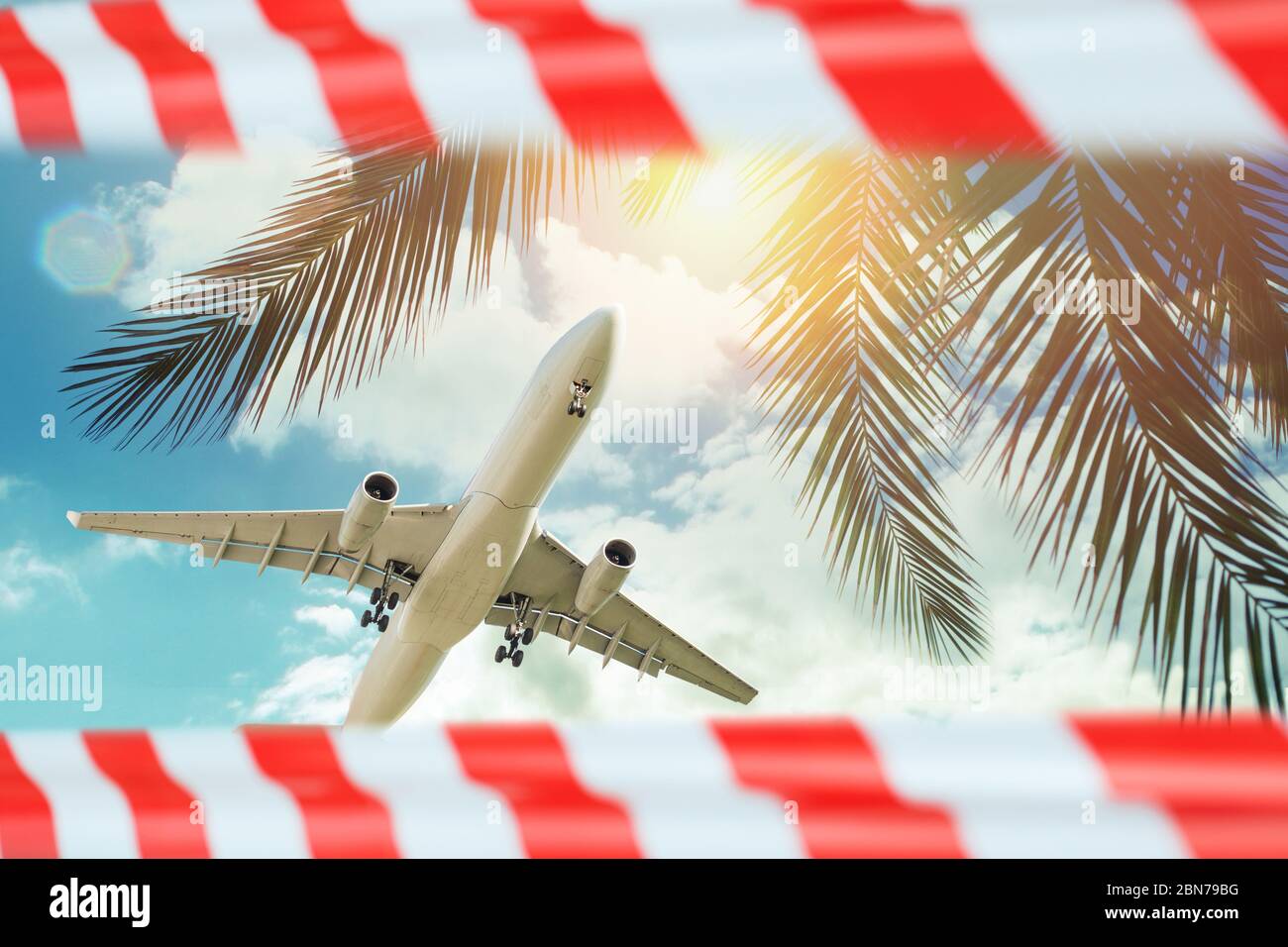 Flugzeug in Himmel geschlossen Warnband. Quarantäne, stornierter Flug und Konzept für einen aufgeschobenen Urlaub Stockfoto