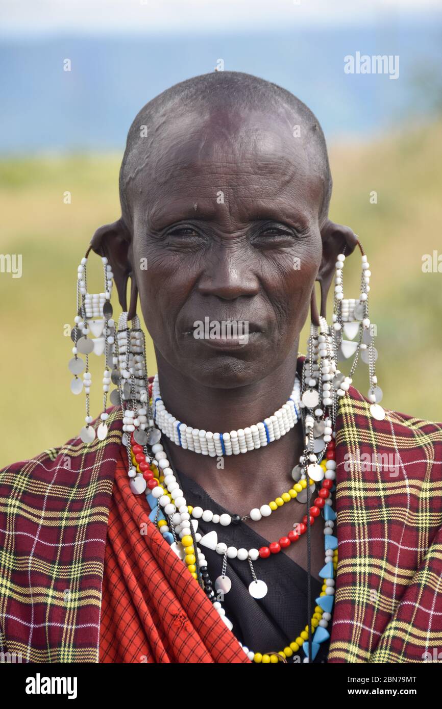 Porträt einer Maasai-Frau. Maasai ist eine ethnische Gruppe von halbnomadischen Menschen. Fotografiert in Tansania Stockfoto