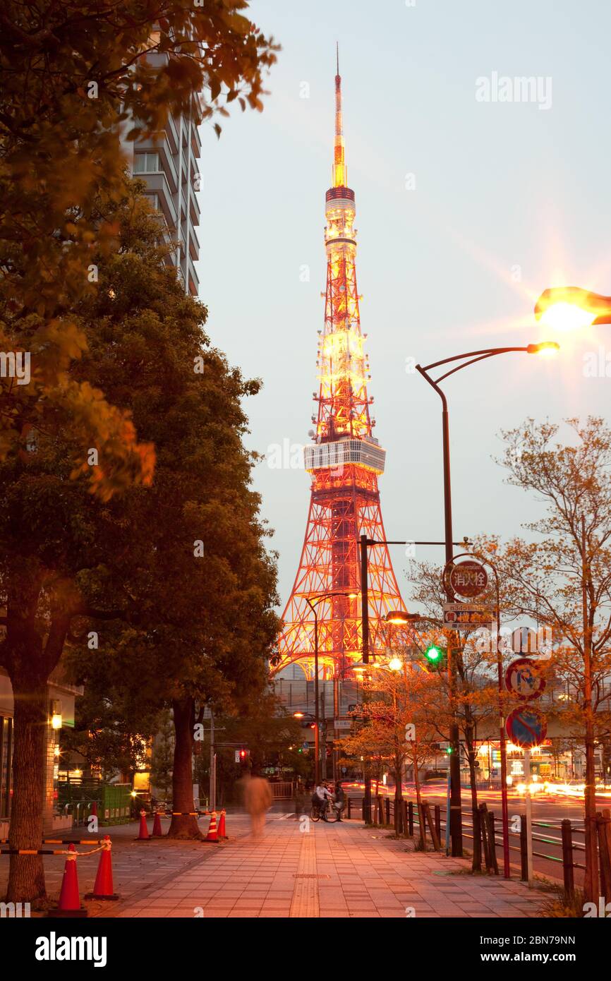 Tokio, Kanto Region, Honshu, Japan - eine beleuchtete Ansicht des Tokyo Tower in Minato ward. Stockfoto