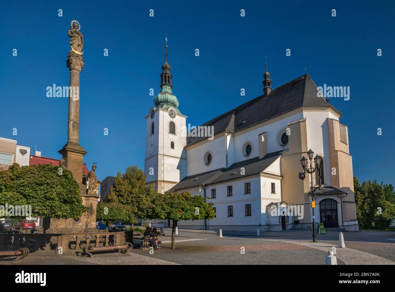 Besuch der Marienkirche, 13. Jahrhundert, Marianische Pestsäule, 1703, in Svitavy, Mähren, Tschechien, Mitteleuropa Stockfoto