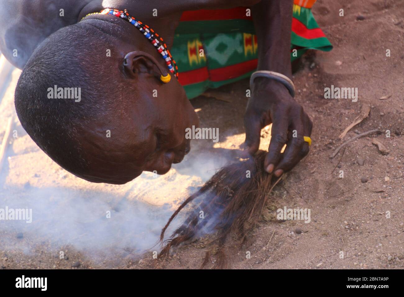 Samburu Maasai Mann zündet Feuer Samburu Maasai eine ethnische Gruppe von halbnomadischen Menschen in Samburu, Kenia fotografiert Stockfoto