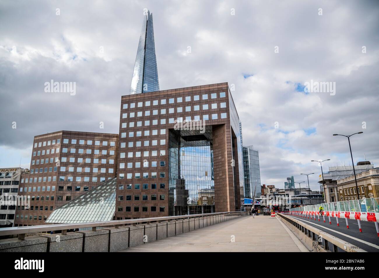 London, Großbritannien. Mai 2020. Zu Fuß und mit dem Fahrrad über eine normalerweise überfüllten Brücke zu dieser Zeit - Pendler Zahlen sind dramatisch in der London Bridge Bereich, auch während der Rush Hour, da die Menschen beachten, Regierungsanweisungen, um wieder zur Arbeit, aber um Ihren Abstand zu halten. Am ersten Tag wird die "Lockdown" für den Ausbruch des Coronavirus (Covid 19) in London gelockert. Kredit: Guy Bell/Alamy Live News Stockfoto