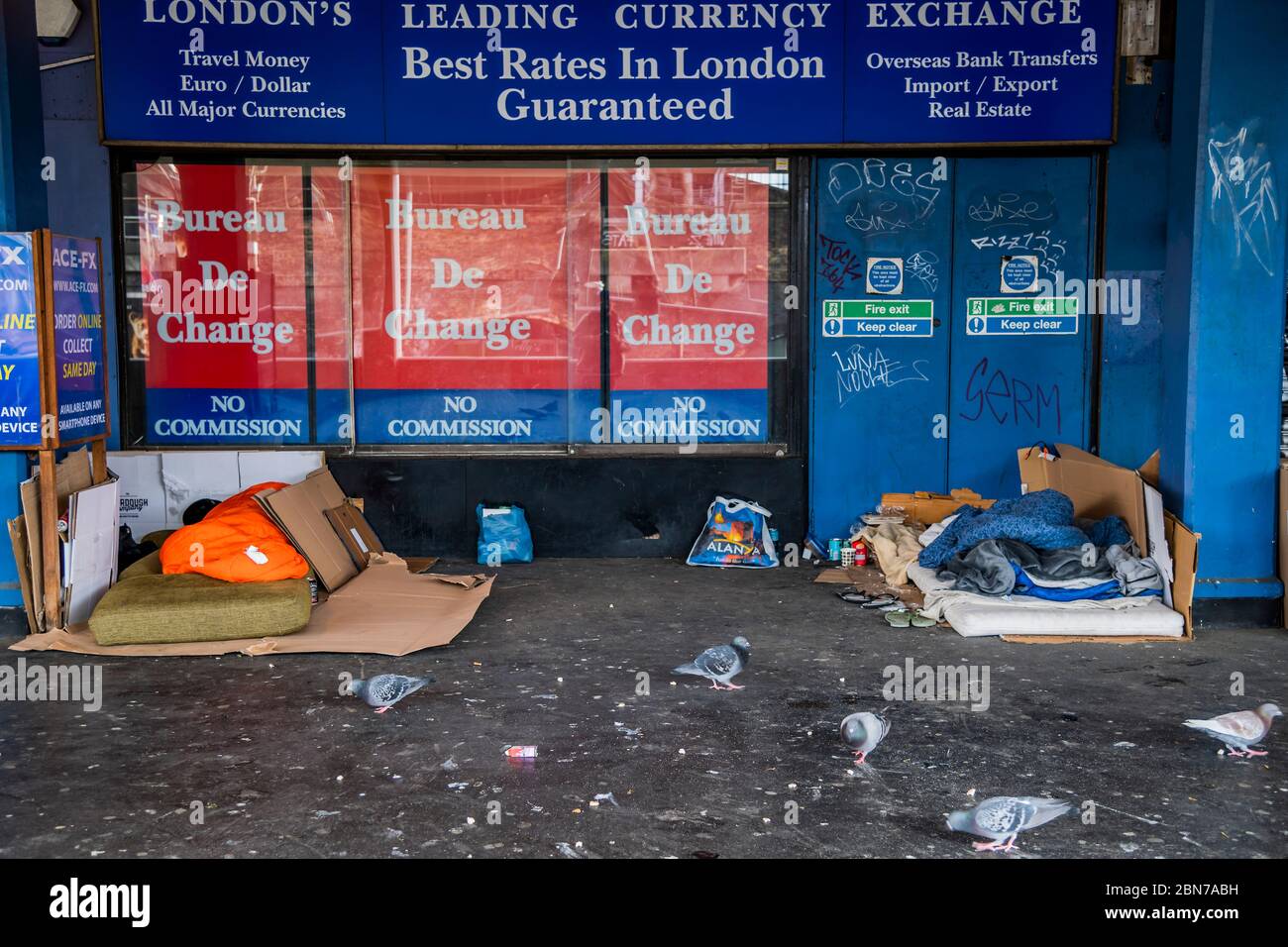 London, Großbritannien. Mai 2020. Obdachlose schlafen in der Nähe der London Bridge weiterhin hart, trotz der Behauptung, dass sie alle zumindest vorübergehend untergebracht worden seien. Am ersten Tag wird die "Lockdown" für den Ausbruch des Coronavirus (Covid 19) in London gelockert. Kredit: Guy Bell/Alamy Live News Stockfoto