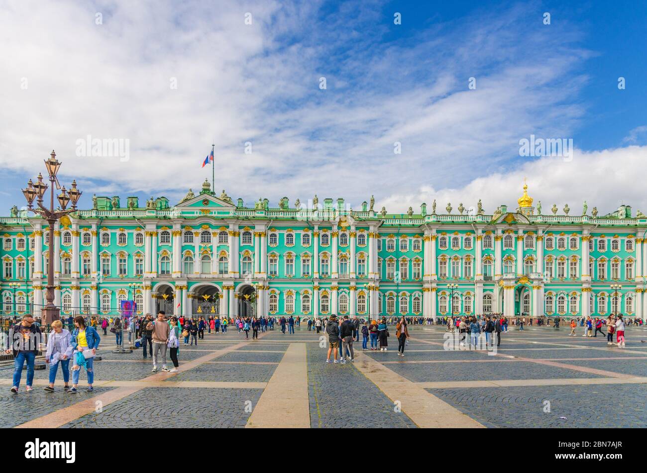 Sankt Petersburg, Russland, 3. August 2019: Das Gebäude des Staatlichen Eremitage-Museums, der Winterpalast offizielle Residenz der russischen Kaiser und Menschen Touristen sind auf dem Palastplatz zu Fuß Stockfoto
