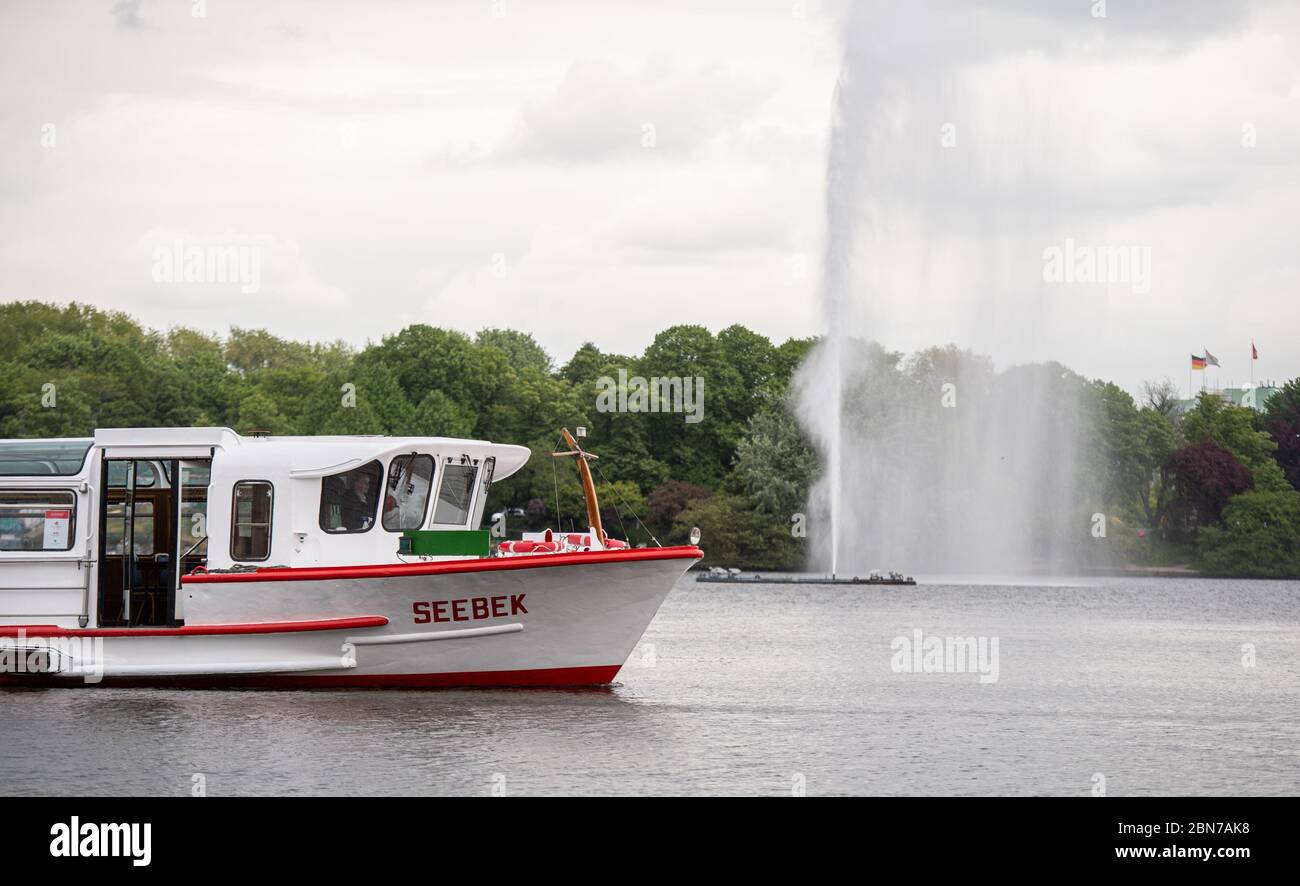 Hamburg, Deutschland. Mai 2020. Ein Lastkahn der Weißen Flotte segelt auf der Binnenalster. Die Schiffe können den Betrieb wieder aufnehmen. Seit Wochen waren die Schiffe aufgrund von Beschränkungen zur Eindämmung der Corona-Pandemie im Stillstand. Quelle: Daniel Reinhardt/dpa/Alamy Live News Stockfoto