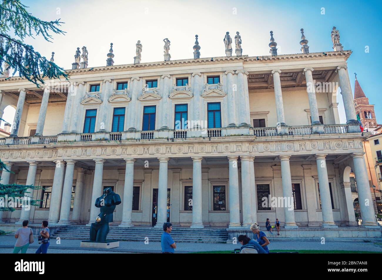 Vicenza, Italien, 12. September 2019: Museum der Civic Art Gallery des Palazzo Chiericati Palastgebäudes mit Säulen, Piazza Matteotti Platz, historisches Stadtzentrum, Sonne Licht Hintergrund, Region Venetien Stockfoto