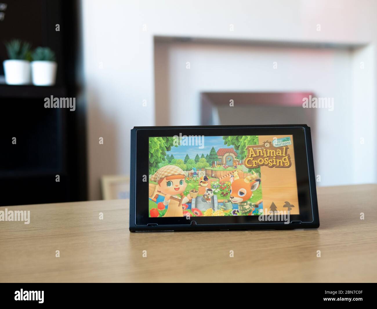 Mai 2020, UK: Nintendo Switch Bildschirm mit Tier Kreuzung neuen Horizonten Spiel Stockfoto