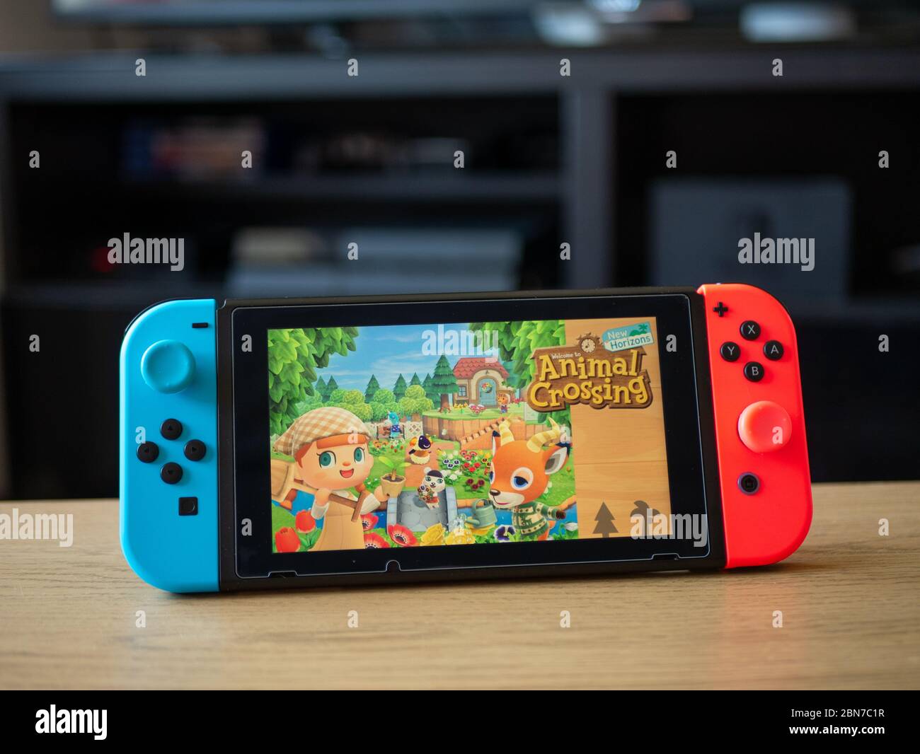 Mai 2020, UK: Nintendo-Switch-Konsole auf dem Tisch mit Tier Kreuzung neuen Horizonten Spiel Stockfoto