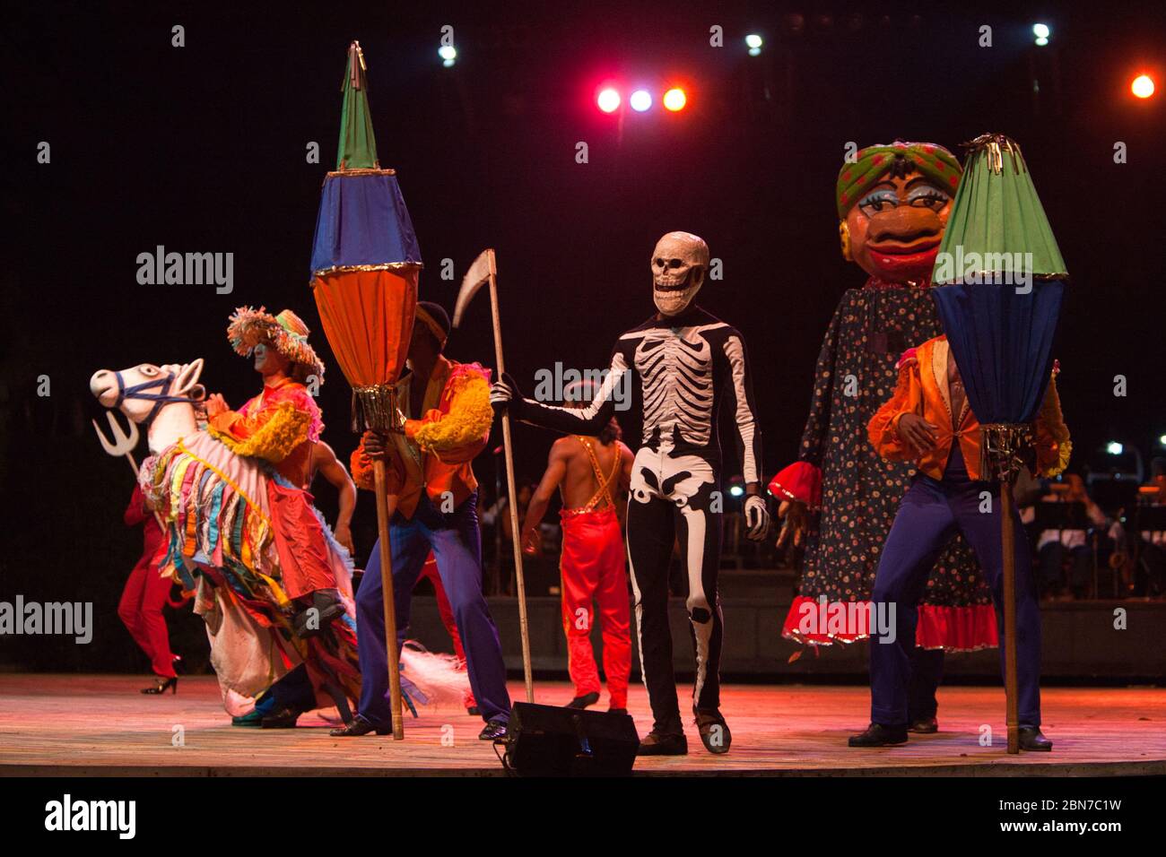 Darsteller auf der Bühne in bunten Kostümen in einem Nachtclub in Havanna, in Kuba Stockfoto