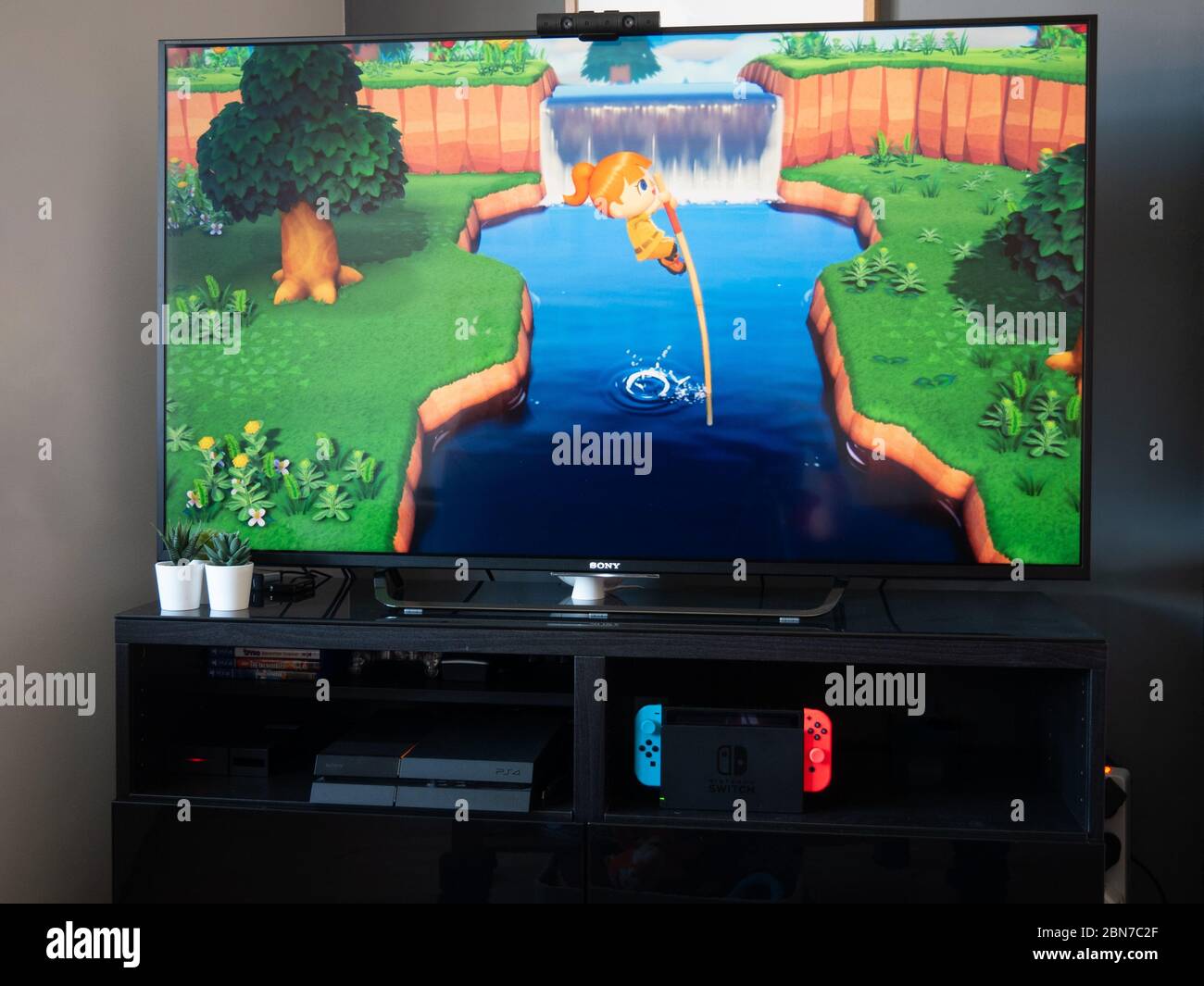 Mai 2020, Großbritannien: Nintendo-Switch Tier Kreuzung neuen Horizonten Charakter auf tv-Monitor Stockfoto