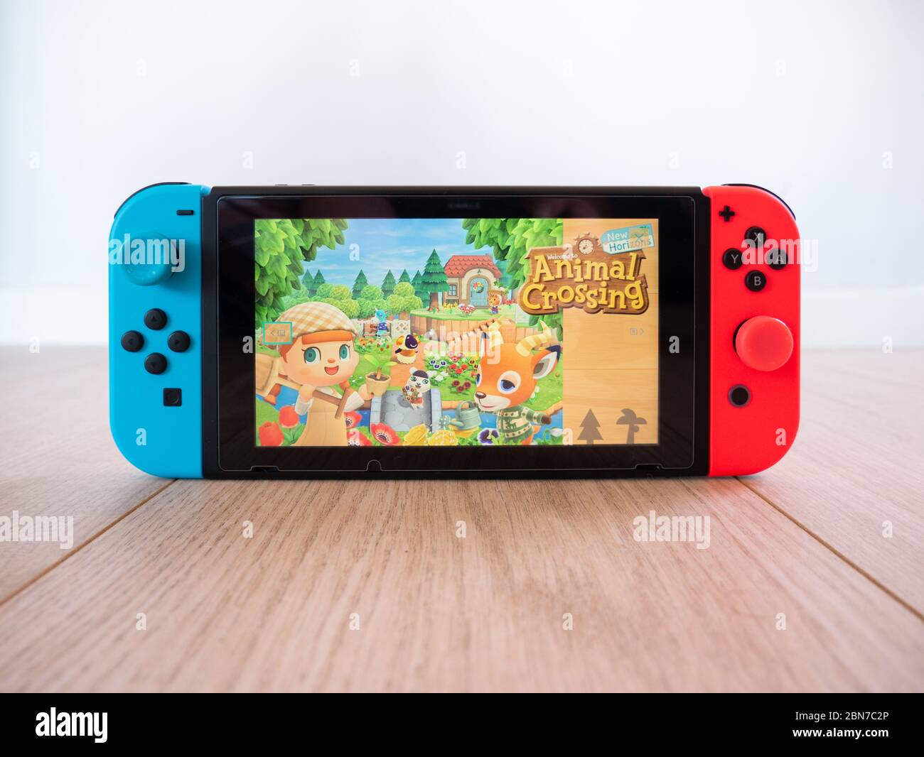 Mai 2020, UK: Nintendo Switch Tier Kreuzung neuen Horizonten Spiel auf weißem Studio-Hintergrund Stockfoto