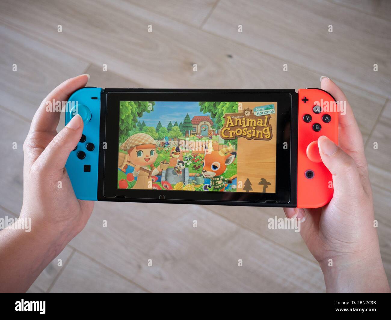 Mai 2020, Großbritannien: Nintendo-Switch Tier überquert neue Horizonte Handheld-Konsole Blick vom Spieler Stockfoto