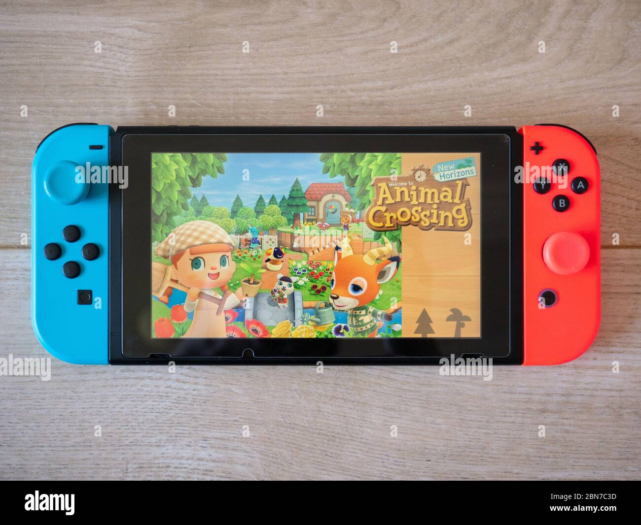 Mai 2020, UK: Nintendo Switch Tier Kreuzung neuen Horizonten Spielkonsole hölzernen Studio Hintergrund Stockfoto