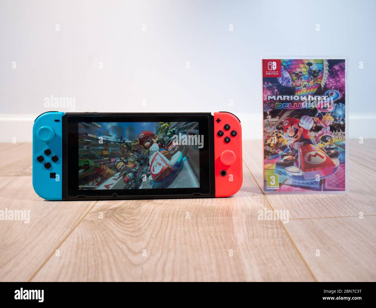 Mai 2020, UK: Nintendo Switch Konsole Mario Kart Spiel auf weißem Studio Stockfoto