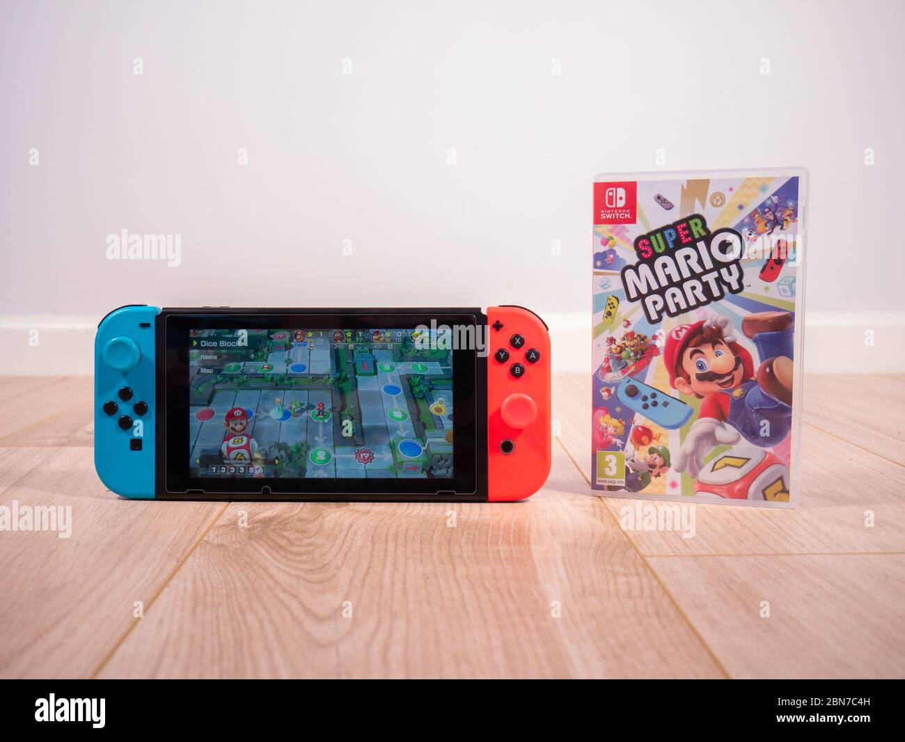 Mai 2020, UK: Nintendo Switch Konsole mit Mario Party Spiel weißen Studio Hintergrund Stockfoto