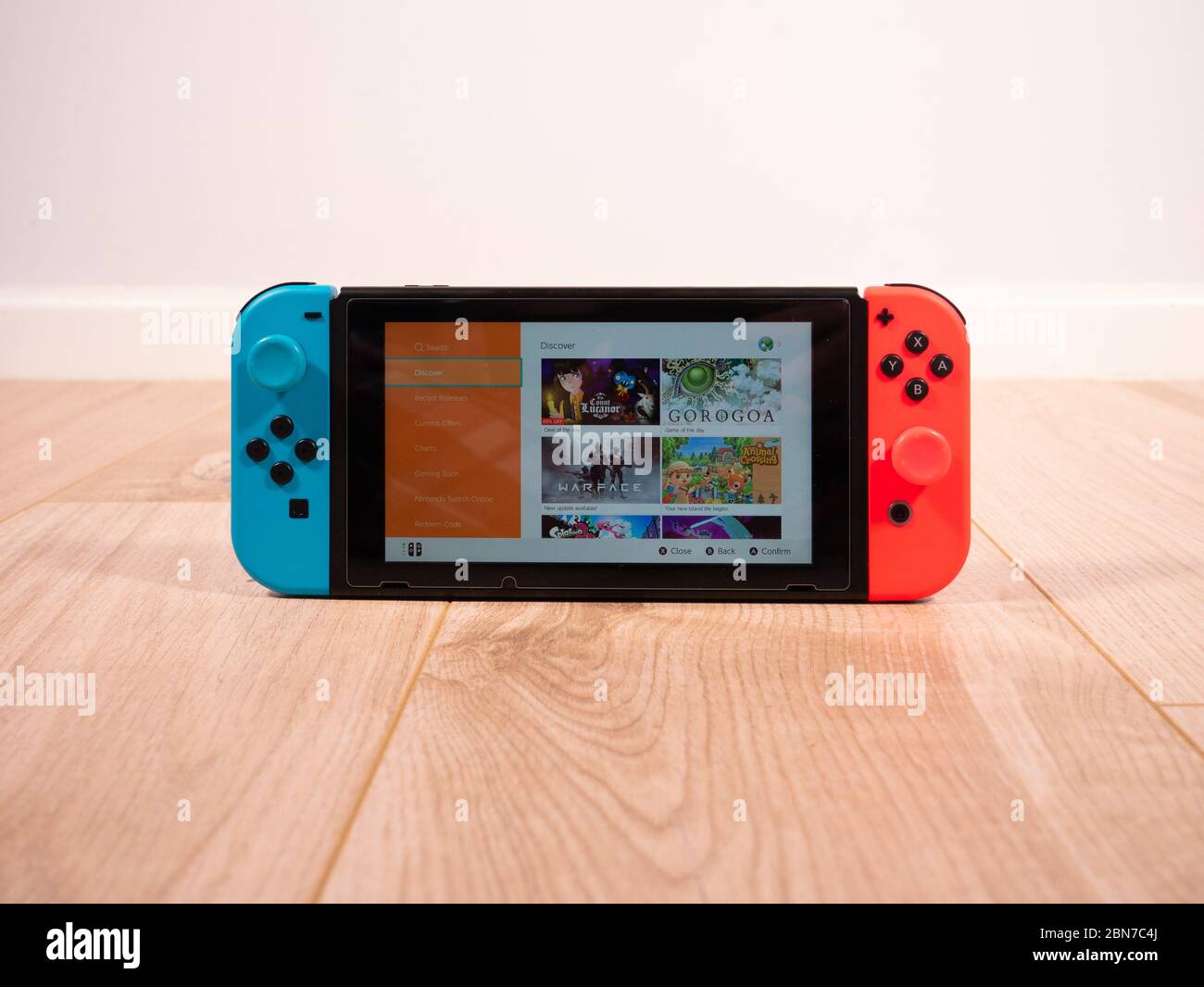 Mai 2020, UK: Nintendo Switch Online-E-Shop Startseite auf weißem Studio-Hintergrund Stockfoto