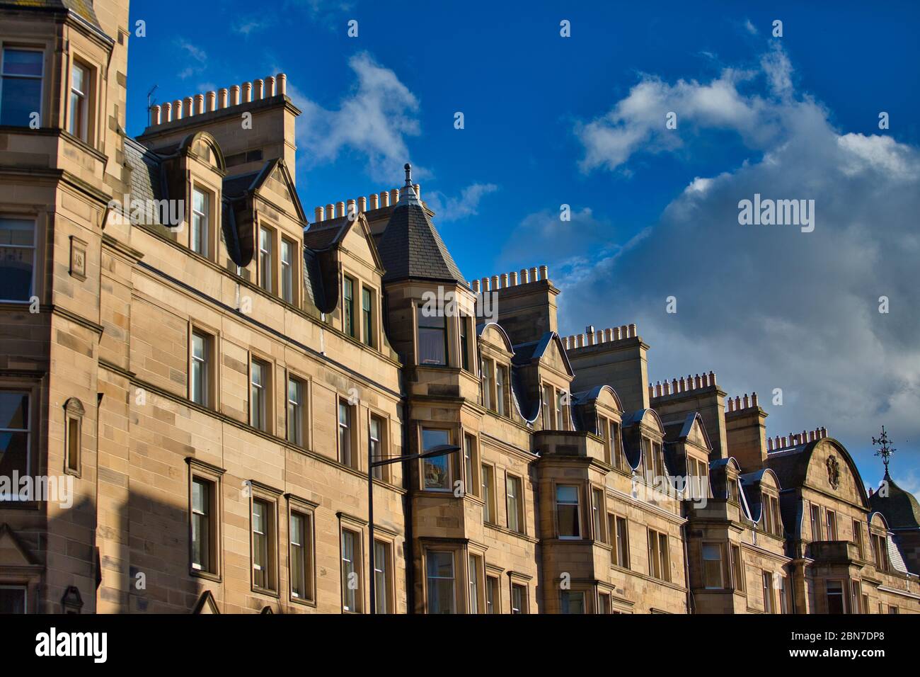 Blick auf die Straße von typischen Wohngebäuden in Edinburgh Stockfoto