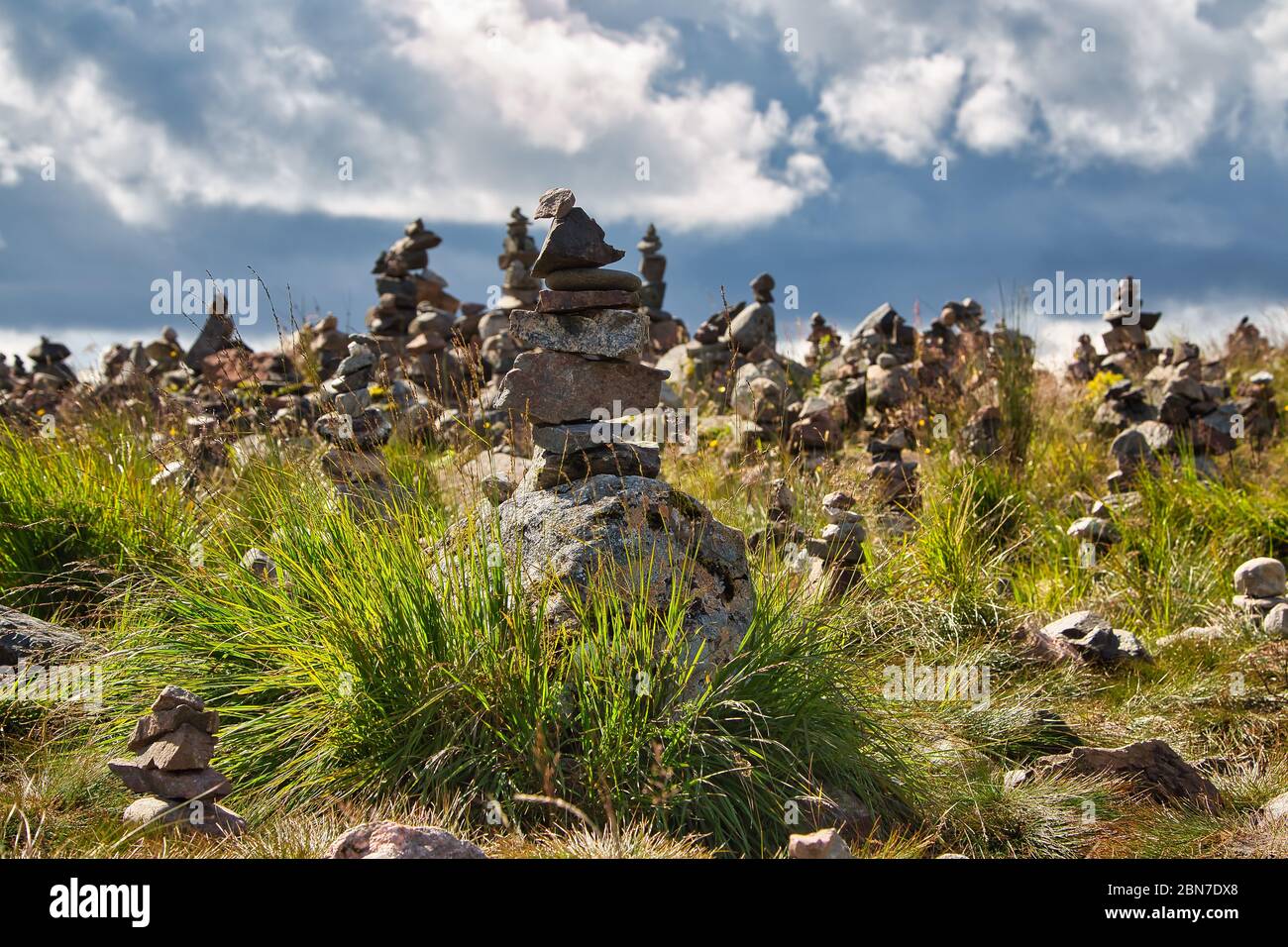 Landschaft mit gestapelten Steinen im schottischen Hochland Stockfoto